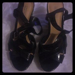 Geometric healed wedge open toe shoe